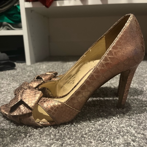 Enzo Angiolini Cute peep toe bow rose gold 3 inch heel - Picture 3 of 4